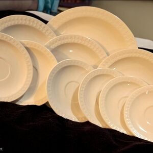 Elegant Cream Dinnerware Set